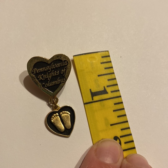 Knights of Columbus pin with little feet hearts - Picture 3 of 3